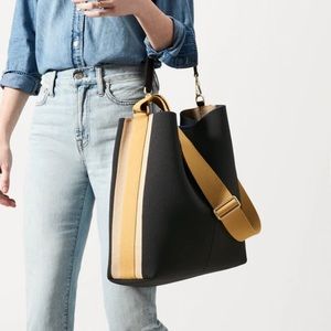 🎉CCO SALE 🎉 Rothy’s Bucket Bag in Ink & Ivory